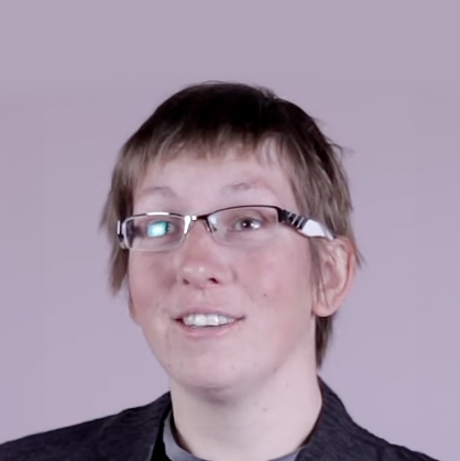 Portret van een persoon met kort haar en een bril, tegen een lichtpaarse achtergrond als tevreden gebruiker van de Minimax waterontharder.