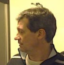 Homme aux cheveux gris regardant vers la gauche dans un intérieur près de l’adoucisseur d’eau Minimax.
