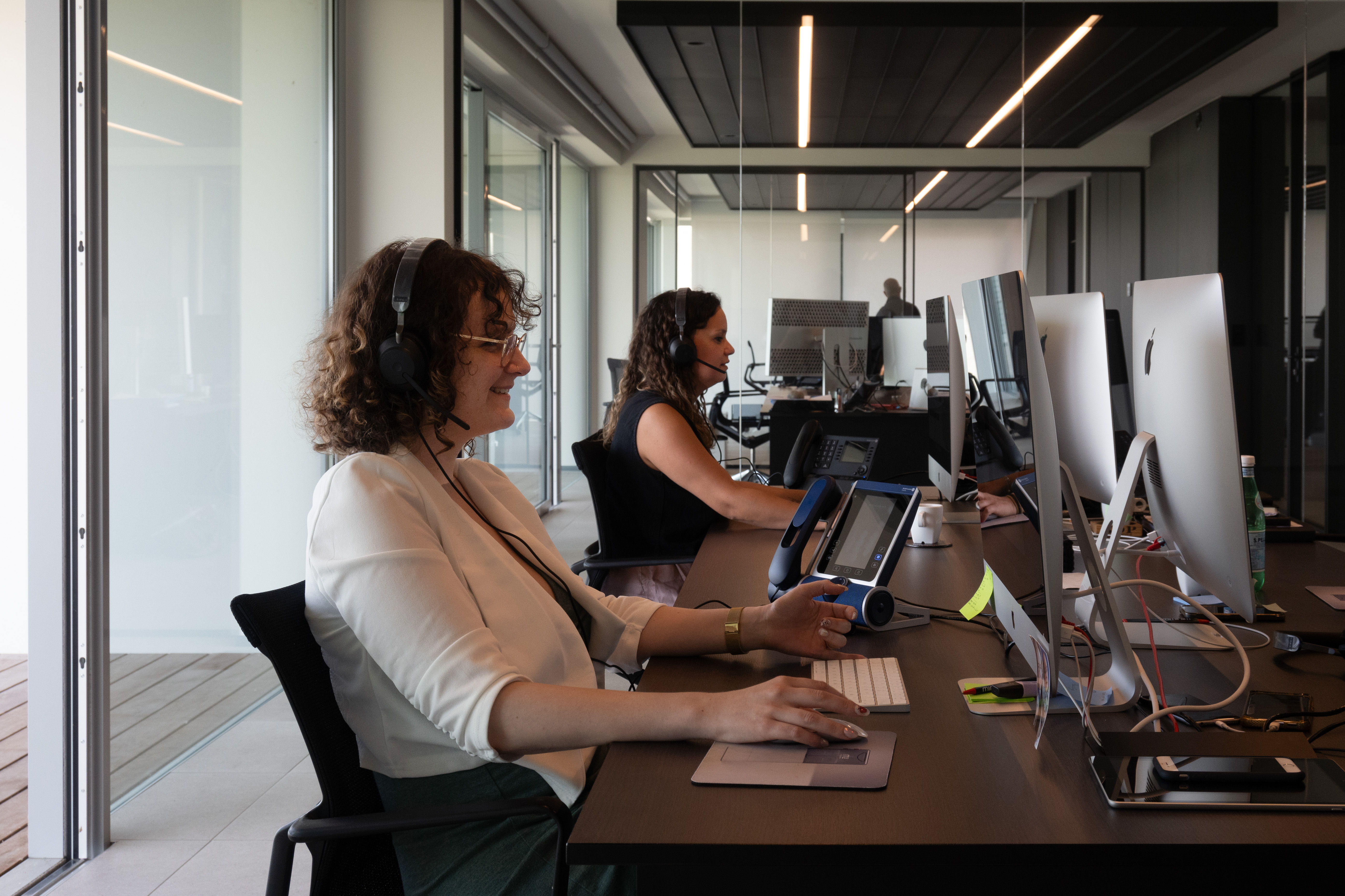 Environnement de bureau avec des personnes travaillant sur des ordinateurs pour l’adoucisseur d’eau Minimax.