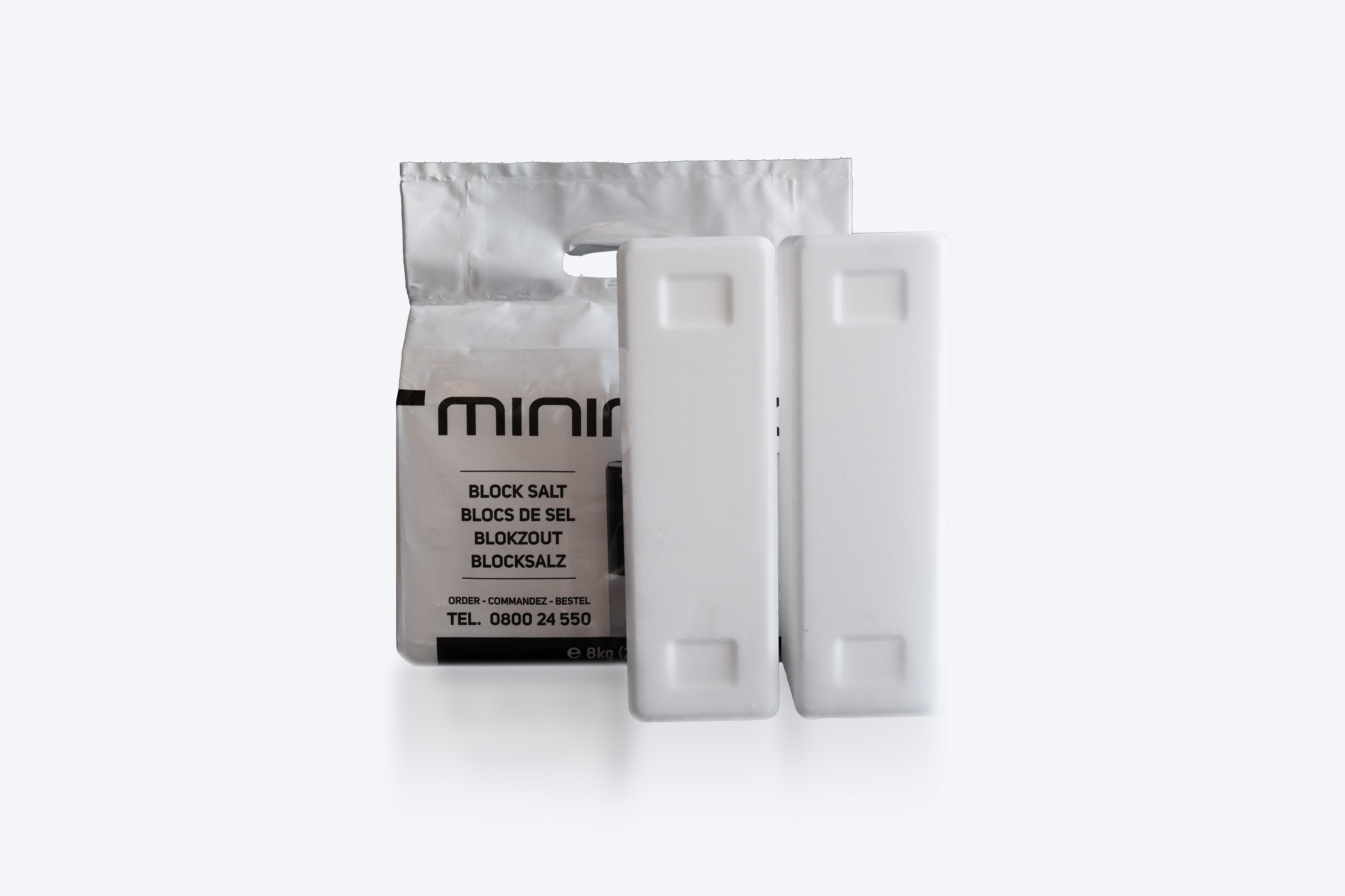 Deux blocs de sel et une boîte pour l’adoucisseur d’eau Minimax.