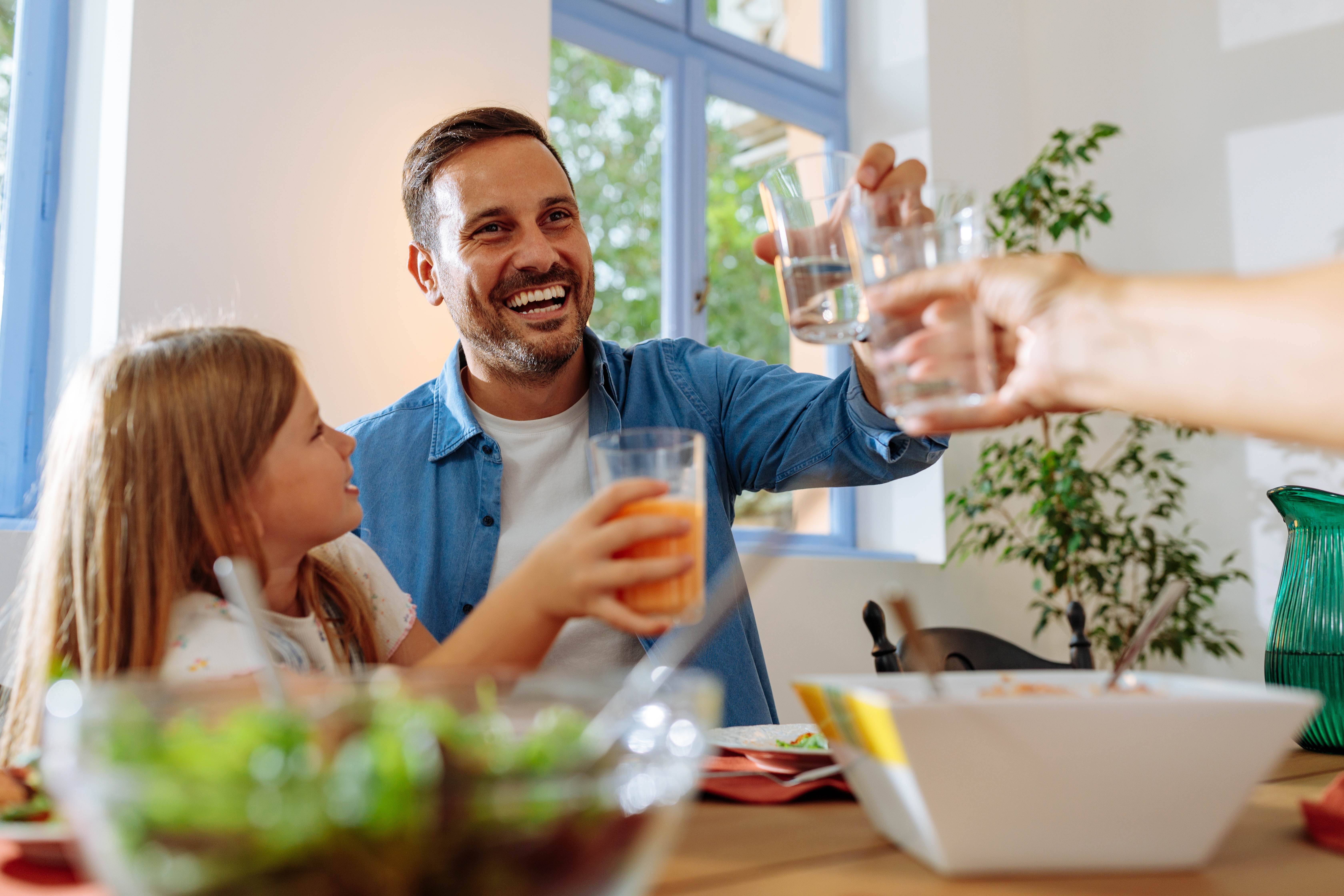 Vader die gezellig met zijn dochter water drinkt