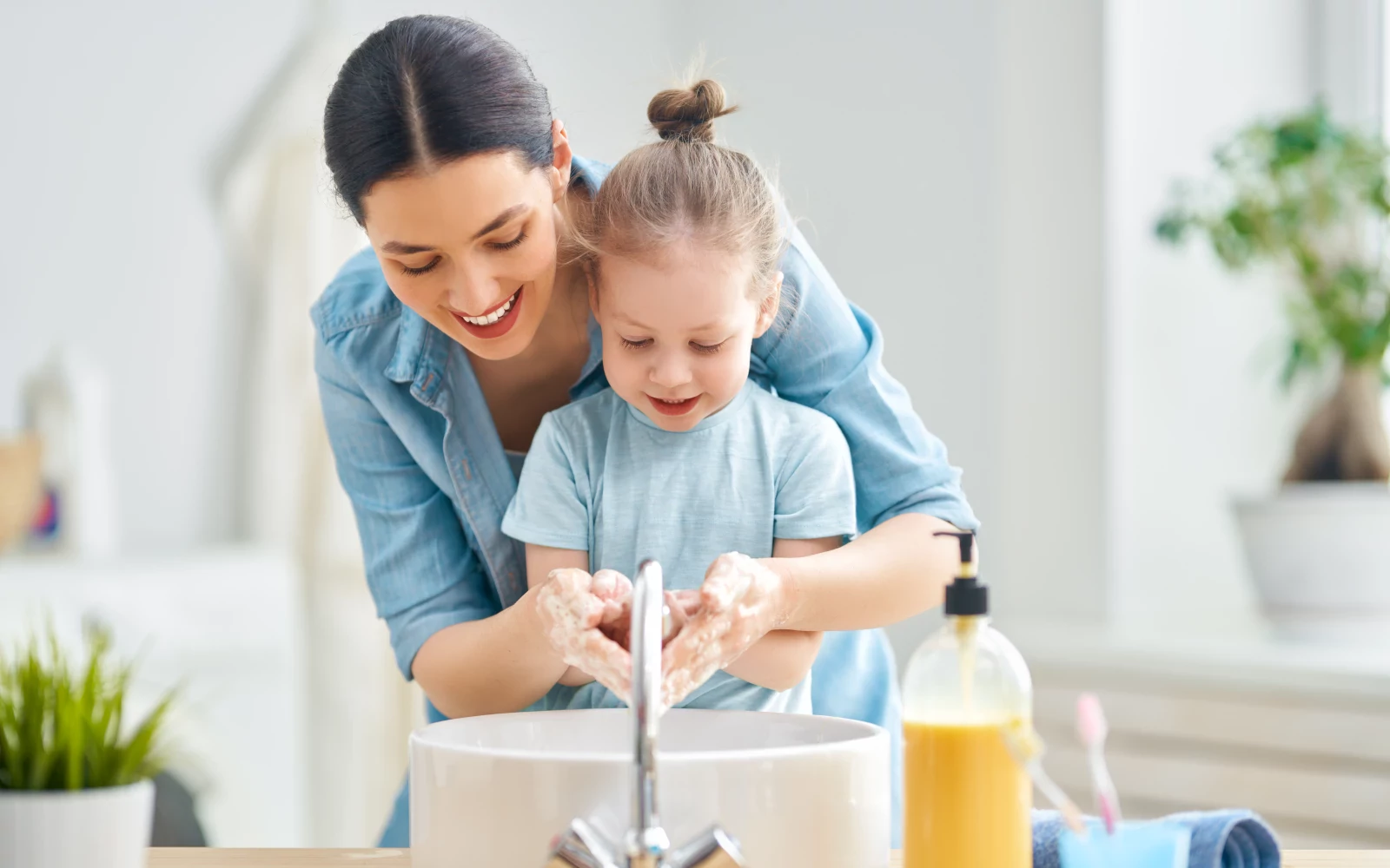 minimax-waterontharder-adoucisseur-cute-daughter-washing-hands-with-mom-webp-large.webp